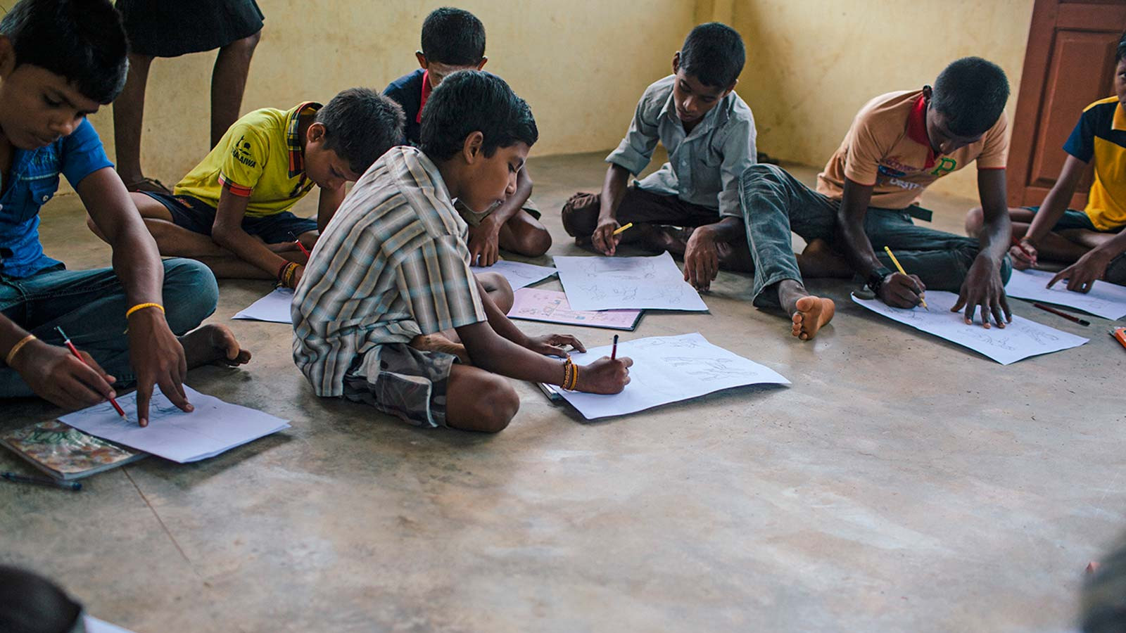 Children in Sri Lanka draw pictures to express their feelings in our program.